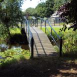 Stalen brug met hout afgewerkt